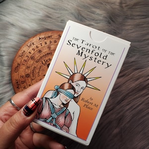 The Tarot of the Sevenfold Mystery von Robert M Place, 78 Karten Tarot Deck mit kleinem weißen Buch und Schachtel