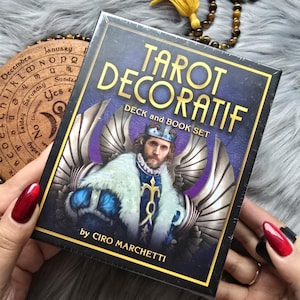 Mazzo di tarocchi e libro Decoratif di Ciro Marchetti, mazzo di tarocchi da 78 carte con guida e scatola di accompagnamento - Nuovo