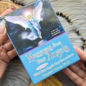 Messages From Your Angels Oracle Cards What Your Angels door Doreen Virtue, Ph.D., 44 kaartenset met begeleidende gids en doos - GEBRUIKT