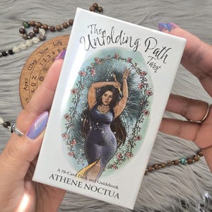 The Unfolding Path Tarot von Athene Noctua, 78 Karten Tarot Deck mit Begleitbuch und Box - GEBRAUCHT