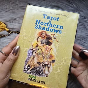 Tarot de las Sombras del Norte de Sylvia Gainsford Howard, baraja de tarot de 78 cartas con guía complementaria y estuche de plástico - USADO