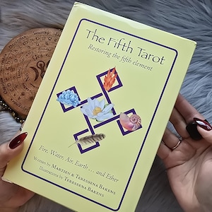 El quinto tarot: Restaurando el quinto elemento de Martien y Teressena Bakens, baraja de tarot de 92 cartas con guía complementaria y caja - USADA