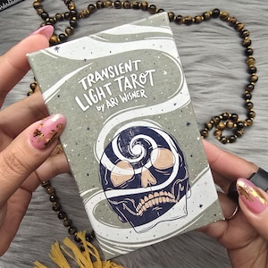 Tarot de la Luz Transitoria, 1.ª edición, de Ari Wisner. Baraja de tarot de 81 cartas con guía complementaria y caja. USADO.