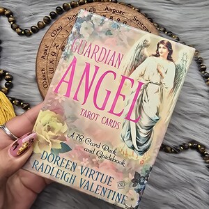 Cartas del Tarot del Ángel de la Guarda de Doreen Virtue y Radleigh Valentine, baraja de tarot de 78 cartas con guía complementaria y caja - USADA