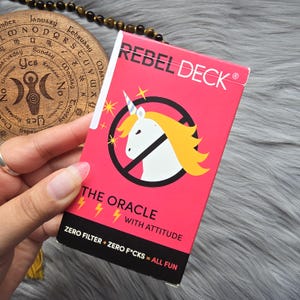 Rebel Deck The Oracle With Attitude, baraja de 58 cartas con caja original, sin guía - USADA