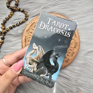 Tarot Draconis de Lo Scarabeo, baralho de tarô de 78 cartas com guia e caixa - Aceitável