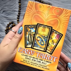 Tarô Fácil: Aprenda a Ler as Cartas de uma Vez por Todas! por Ciro Marchetti, baralho de tarô com 78 cartas, guia e caixa - USADO