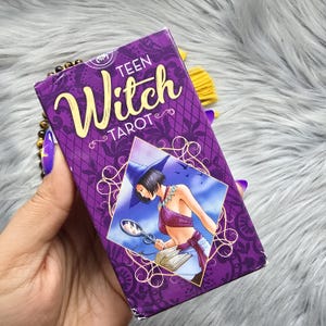 Tarot de la Bruja Adolescente de Laura Tuan Antonella Platano, baraja de tarot de 78 cartas con pequeño libro blanco y caja - USADO
