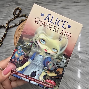 Alice The Wonderland Oracle van Lucy Cavendish, kaartspel van 45 kaarten met bijbehorende gids en originele doos - GEBRUIKT