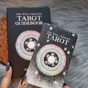 Tarot Salvaje Desconocido - Primera edición de Kim Krans, baraja de tarot de 78 cartas con guía complementaria y caja - USADO