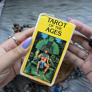 Tarot of the Ages van Mario Garizio, tarotdeck van 78 kaarten met klein wit boekje en doos - GEBRUIKT