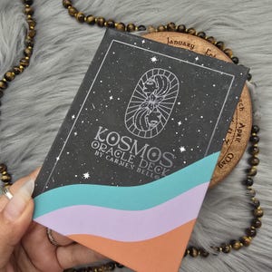 Baralho Kosmos Oracle de Carmen Bello, baralho de 54 cartas com guia complementar e caixa original - USADO