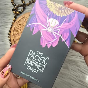El Tarot del Noroeste del Pacífico de Brendan Marnell, baraja de tarot de 78 cartas con guía complementaria y caja - USADO