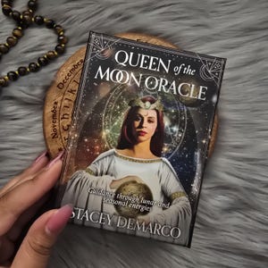 Queen of the Moon Oracle door Stacey Demarco, 44 kaartendeck met bijbehorende gids en originele doos - GEBRUIKT
