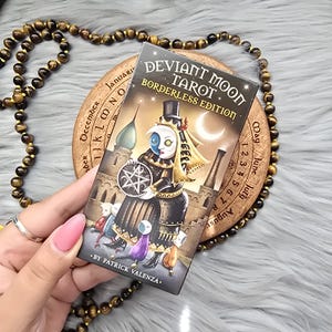 Deviant Moon Tarot Borderless Edition van Patrick Valenza, tarotdeck van 78 kaarten met wit boekje en doos - GEBRUIKT