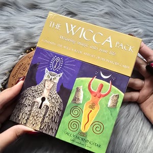 El paquete Wicca: Tejiendo magia en tu vida, de Sally Morningstar, baraja de 42 cartas con guía complementaria y caja original - USADA