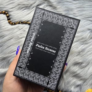 Faeles Arcanae autorstwa Taylor Bryn, talia tarota na 78 kart z przewodnikiem i pudełkiem – UŻYWANA