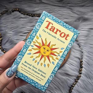 Tarot The Marseille Arcana de Josie Mitchell, baralho de tarô de 78 cartas com livrinho branco e caixa - USADO