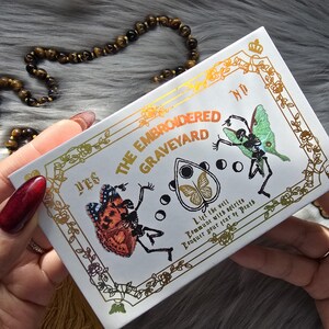 The Embroidered Graveyard Oracle, kaartspel met 68 kaarten met originele doos, geen gids - GEBRUIKT