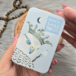Tarot de la Salvia Blanca de Theresa Hutch, baraja de tarot de 78 cartas con pequeño libro blanco y lata - USADO