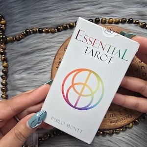 Tarot Esencial de Pablo Montt, baraja de tarot de 78 cartas con librito blanco y caja - USADO