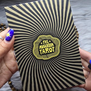 El Tarot del Hongo de Chris Adams, baraja de tarot de 81 cartas con guía complementaria y caja - USADO
