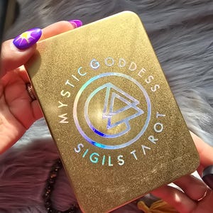 Mystic Goddess Sigils Tarot por Maria Moya Haswell, baralho de tarô de 78 cartas com lata, sem guia - USADO