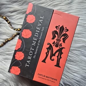 Tarot Medieval: Los Misterios del Camino del Iniciado, de Caitlin Matthews. Baraja de tarot de 78 cartas con guía y caja - USADA