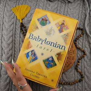 Tarot Babilónico de Sandra Tabatha Cicero, Baraja de Tarot de 83 Cartas con Guía y Estuche - USADO
