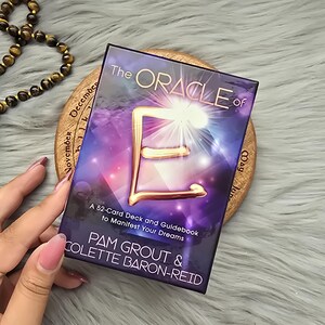 L'Oracolo di E di Pam Grout e Colette Baron-Reid, mazzo di 52 carte con guida e scatola originale - USATO