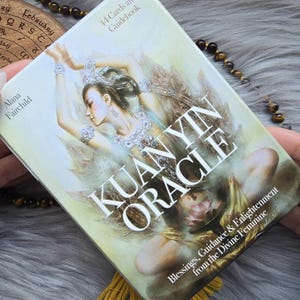 Oráculo Kuan Yin de Alana Fairchild, baralho de 44 cartas com guia complementar e caixa original - USADO