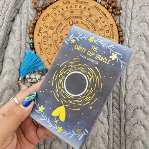 Baraja completa de 40 cartas del oráculo "La Copa Vacía" (2019, 1.ª edición) de Stasia Burrington