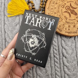 Tarot del Próximo Mundo de Cristy C. Road, Baraja de Tarot de 78 Cartas con Guía y Estuche - USADO