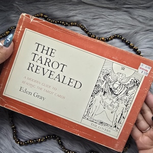 El Tarot Revelado: Una guía moderna para leer las cartas del Tarot de Eden Gray, libro de referencia para El Tarot Revelado - USADO