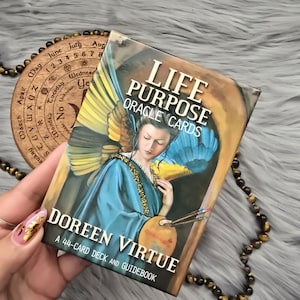 Cartas do Oráculo do Propósito de Vida por Doreen Virtue, baralho de 44 cartas com guia complementar e caixa original - USADO