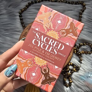 Oráculo dos Ciclos Sagrados, de Jill Pyle e Em Dewey, baralho de 50 cartas com guia e caixa original - USADO