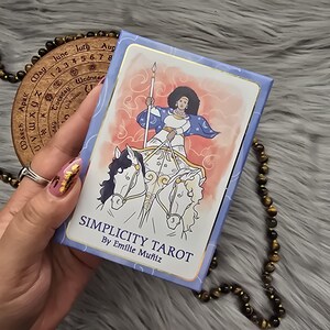 Tarot Simplicity de Emilie Muñiz, baraja de tarot de 80 cartas con guía complementaria y caja - USADO