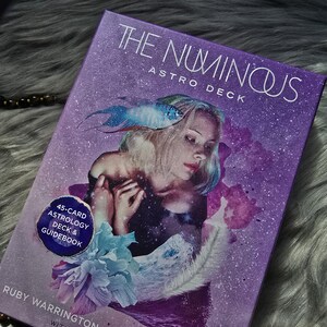 The Numinous Astro Deck de Ruby Warrington, baralho de 45 cartas com guia complementar e caixa original - USADO
