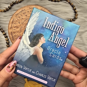 Cartas do Oráculo do Anjo Índigo por Doreen Virtue e Charles Virtue, baralho de 44 cartas com guia complementar e caixa original - USADO