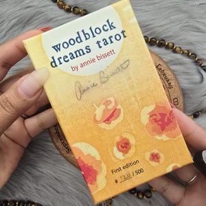 Woodblock Dreams Tarot Prima Edizione #120/500 di Annie Bissett, mazzo di tarocchi da 78 carte con guida e scatola di accompagnamento - USATO