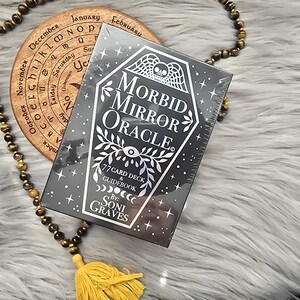 Oráculo del Espejo Mórbido de Soni Graves, baraja de 77 cartas con guía complementaria y caja original - Nuevo