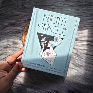 Baralho e guia do Oráculo Amenti Feather Heart por Jennifer Sodini, baralho de 42 cartas com guia e caixa original - USADO