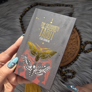 Das Sasuraibito Tarot von Stasia Burrington, 78 Karten Tarot Deck mit Begleitbuch Anleitung und Box - GEBRAUCHT
