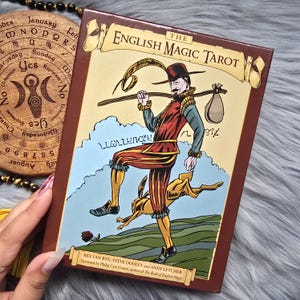 The English Magic Tarot van Rex Van Ryn, Steve Dooley en Andy Letcher, tarotdeck van 78 kaarten met begeleidende gids en doos - GEBRUIKT