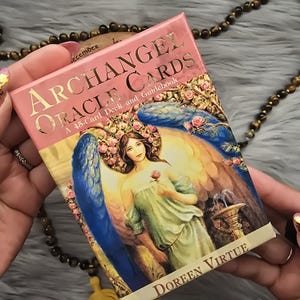 Cartas del Oráculo de los Arcángeles de Doreen Virtue, baraja de 45 cartas con guía complementaria y caja original - USADA