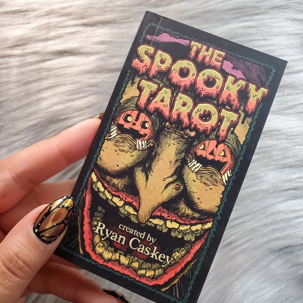 The Spooky Tarot de Ryan Caskey, libro de referencia para The Spooky Tarot