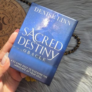 Oráculo do Destino Sagrado por Denise Linn, baralho de 52 cartas com guia complementar e caixa original - USADO