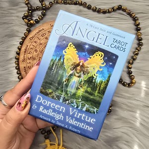 Cartas de Tarô Angel por Doreen Virtue e Radleigh Valentine, baralho de tarô de 78 cartas com guia e caixa - USADO