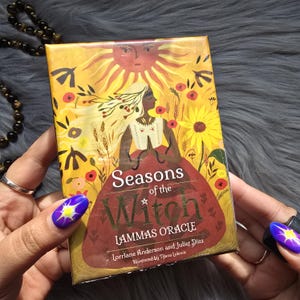 Oráculo de las Estaciones de la Bruja Lammas de Lorriane Anderson y Juliet Diaz, baraja de 44 cartas con guía complementaria y caja original - Nuevo