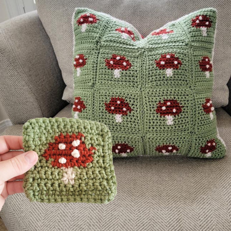 Puede incluir: Dos almohadas de crochet con un dise&ntilde;o de hongo. La almohada m&aacute;s grande es verde con hongos rojos y blancos. La almohada m&aacute;s peque&ntilde;a es verde con un solo hongo rojo y blanco.